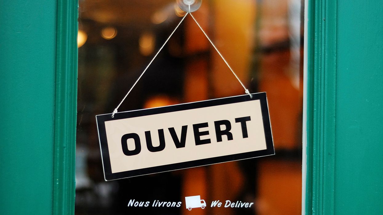 Une affiche « ouvert ».