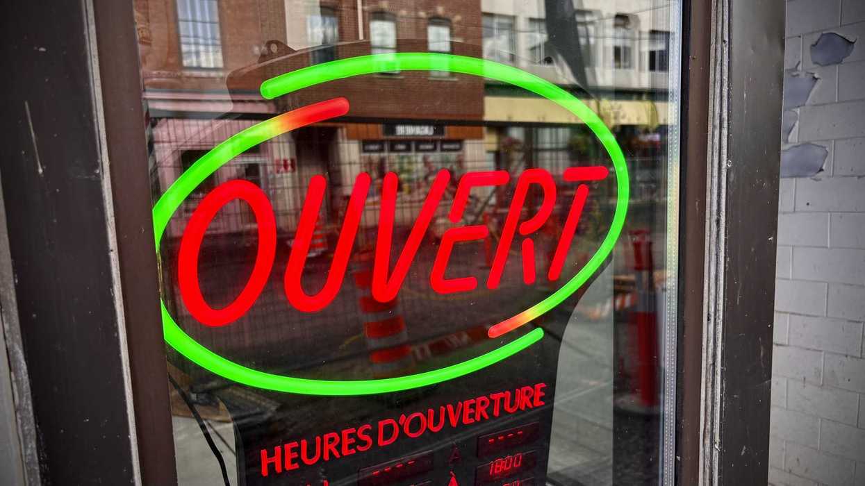 Une affiche « ouvert ».