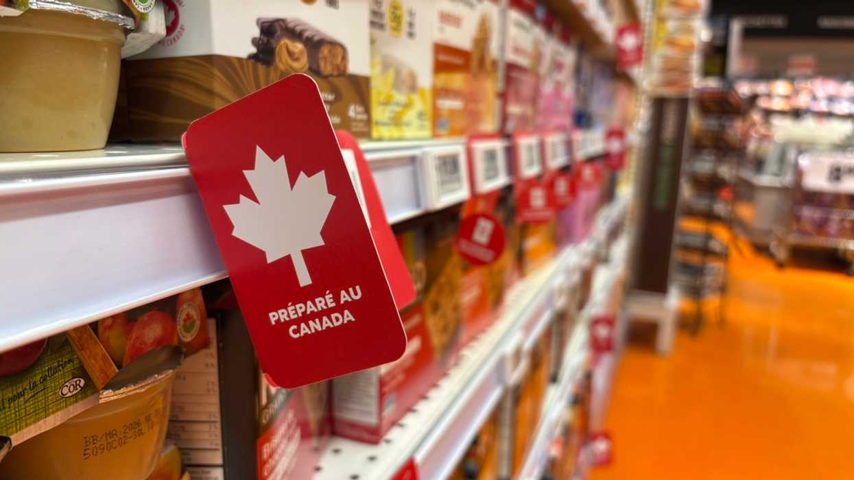 Une affiche « préparé au Canada » à l'épicerie.