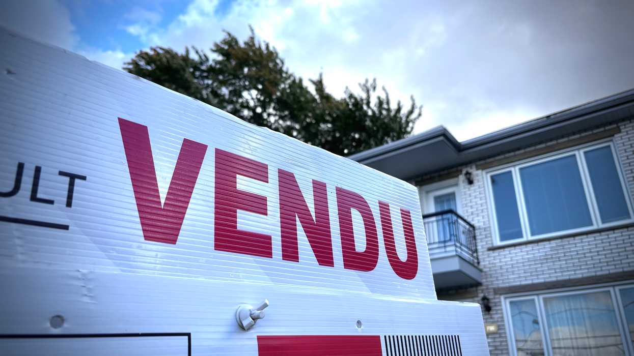 Une affiche « vendu ».