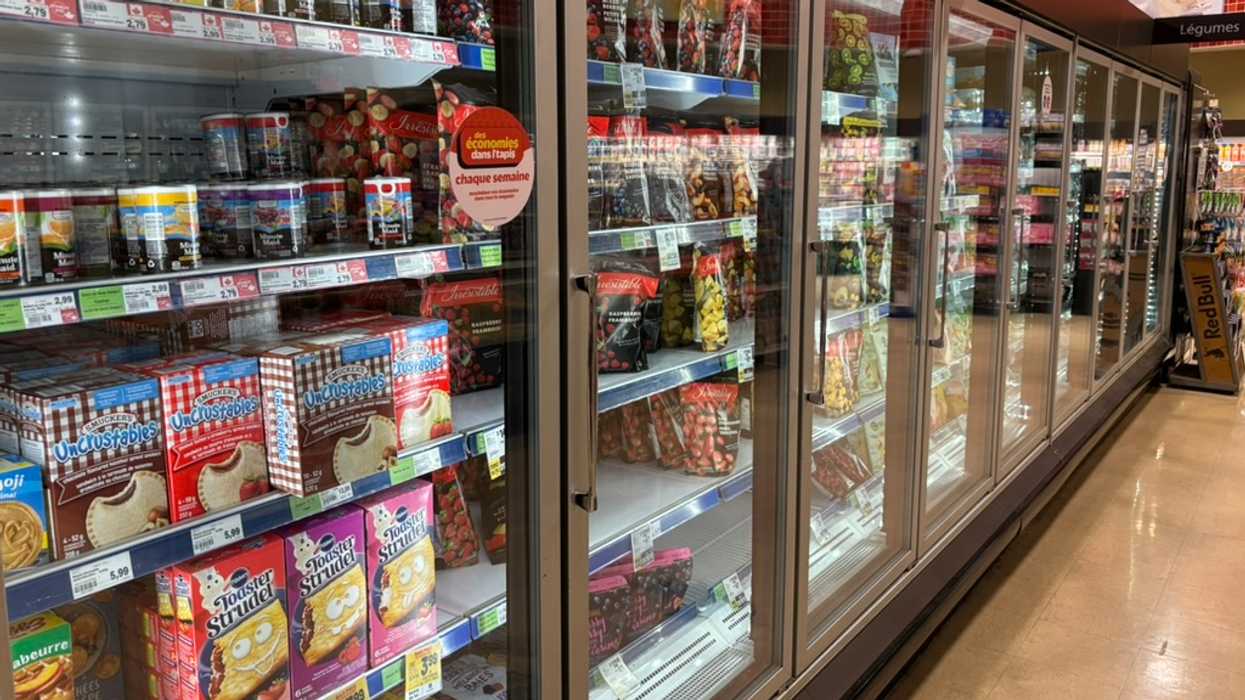 Une allée d'aliments congelés à l'épicerie.