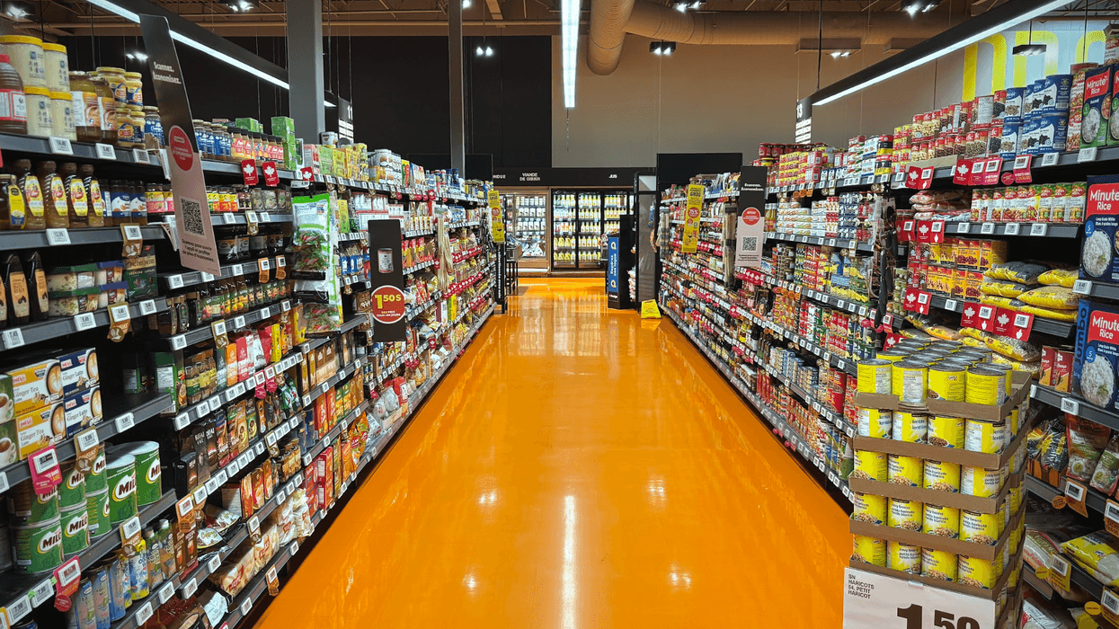 Une allée d'épicerie au Québec.
