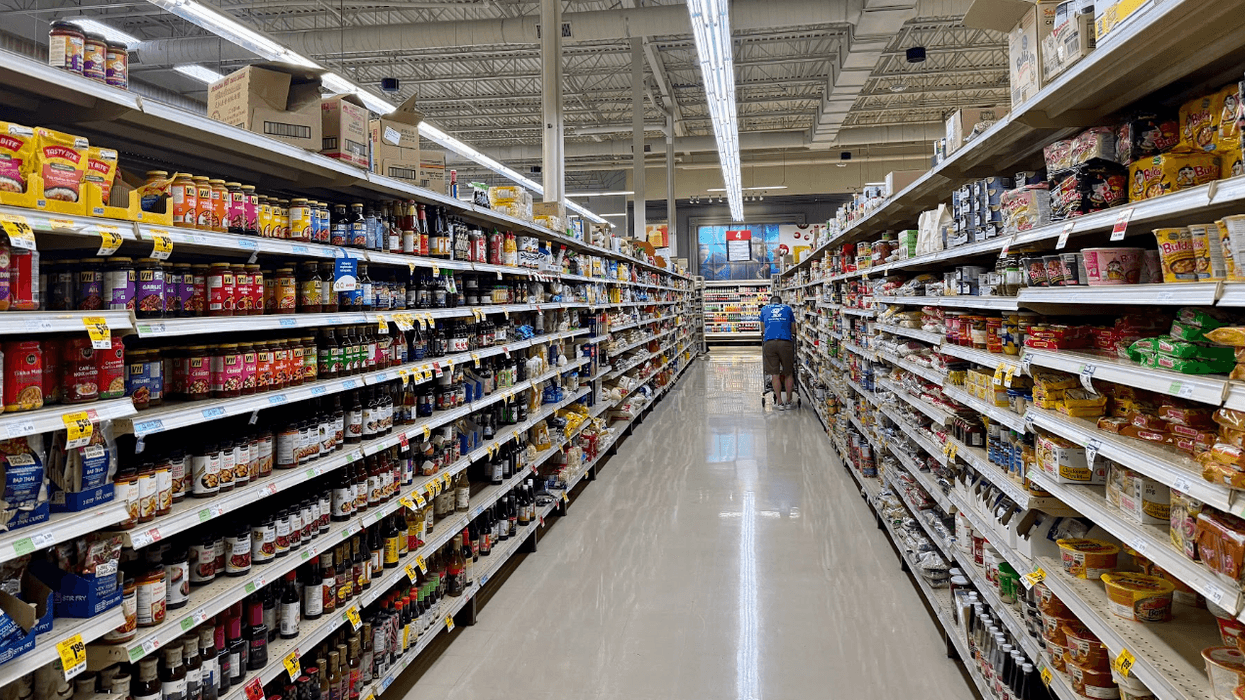 Une allée d'épicerie au Québec.