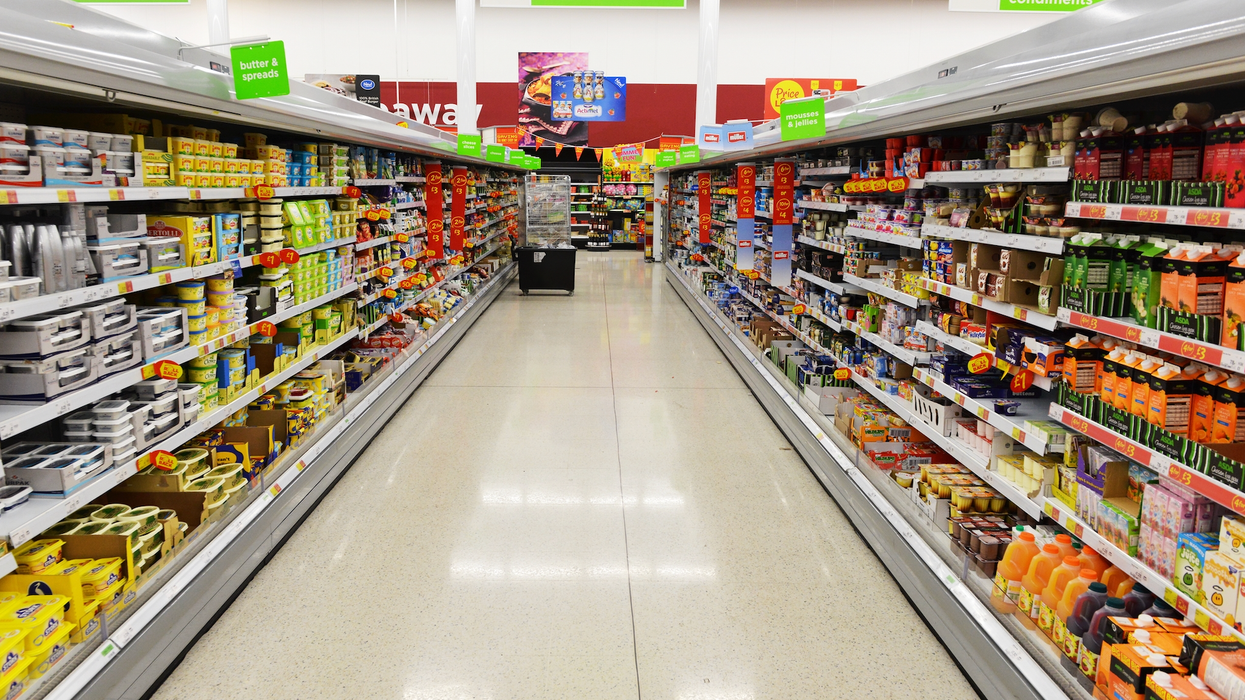 Une allée d'épicerie Walmart.