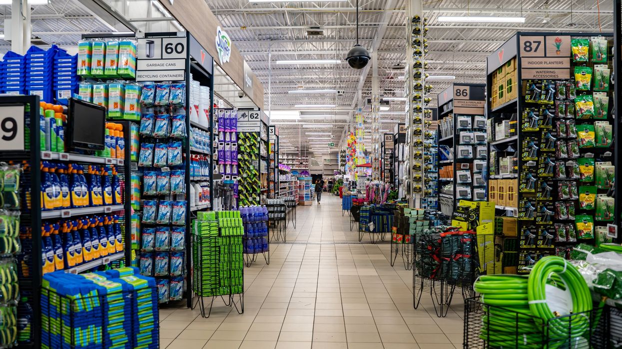 Une allée d'un magasin Canadian Tire.