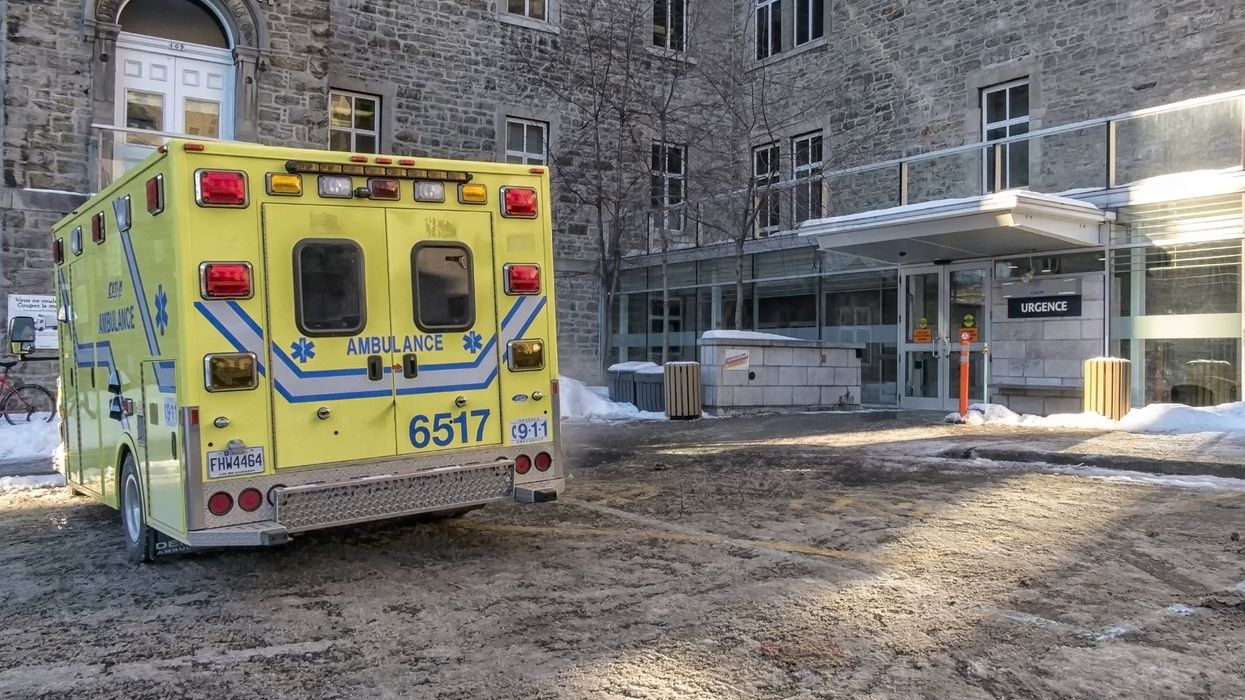 Une ambulance à l'entrée d'une urgence de Montréal.