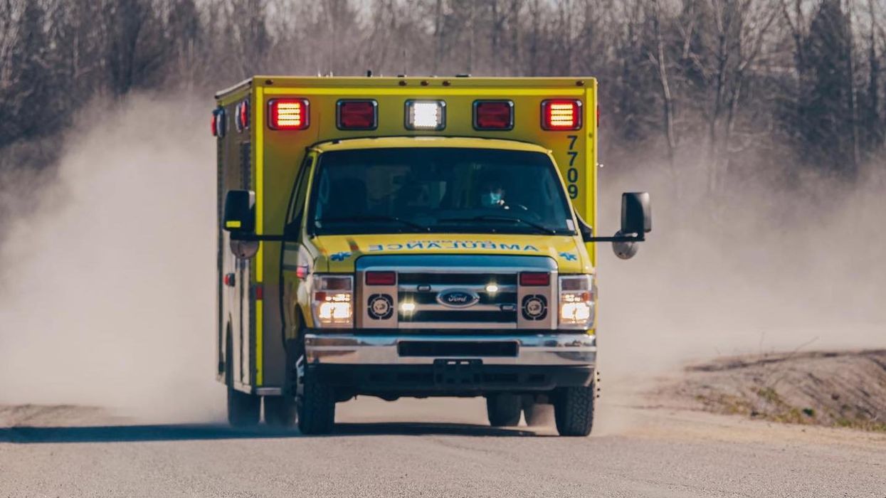 Une ambulance sur la route.