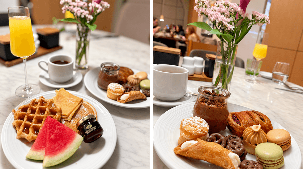 Une assiette de gaufres, de cr\u00eapes, de pancakes et de fruits frais. Droite : ne s\u00e9lection de p\u00e2tisseries, de macarons et d'autres douceurs propos\u00e9es au brunch du Lloyd.