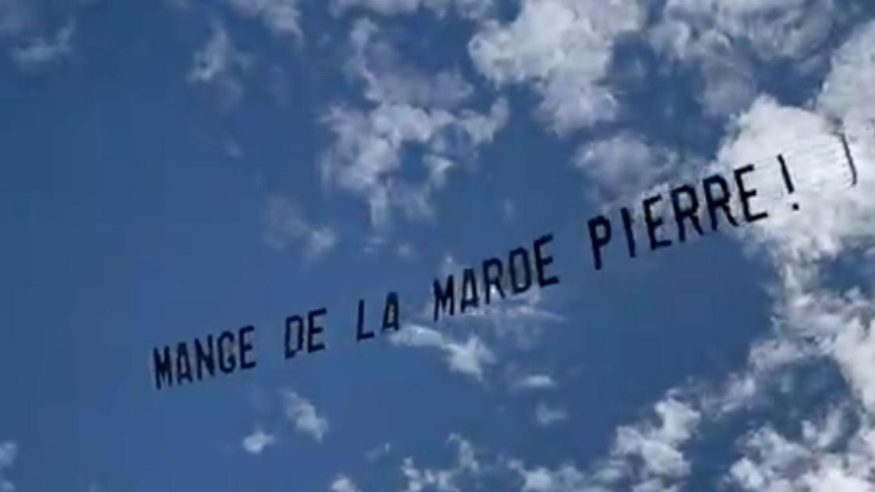Une bannière «Mange de la marde Pierre» survole Montréal et tu connais sûrement LE Pierre