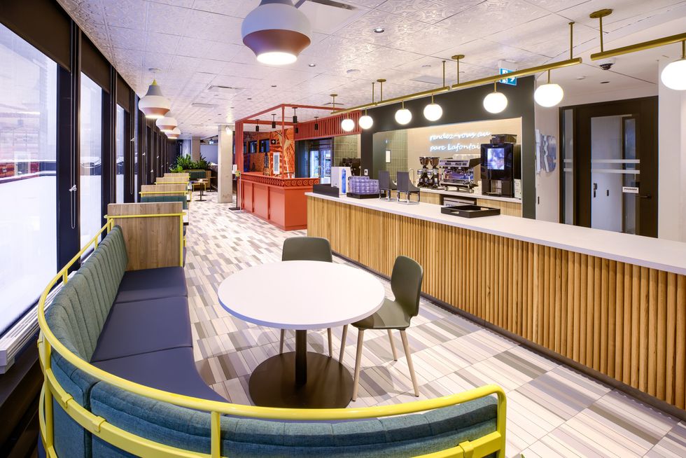 Une banquette en forme de demi-lune dans une salle \u00e0 manger.