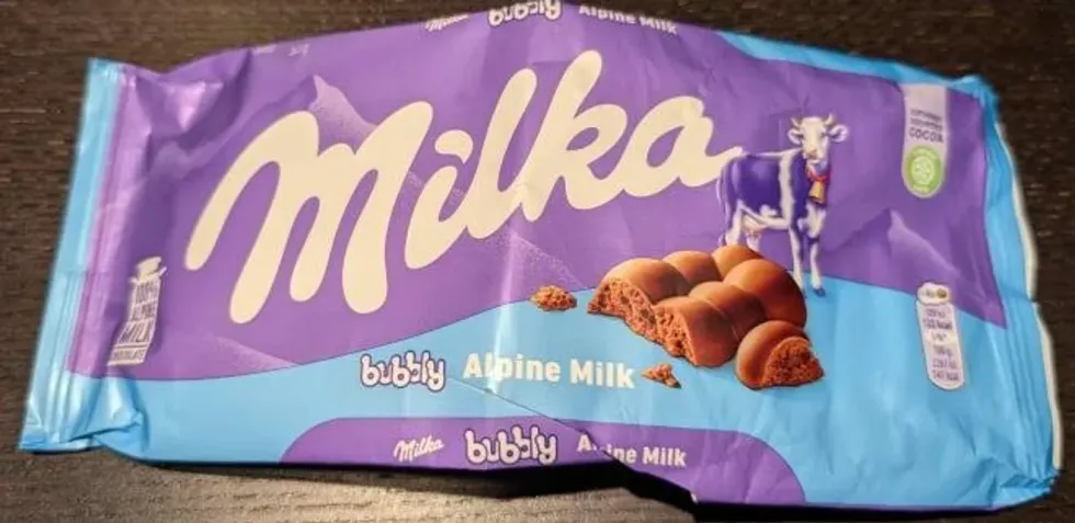 Une barre de chocolat au lait Milka.
