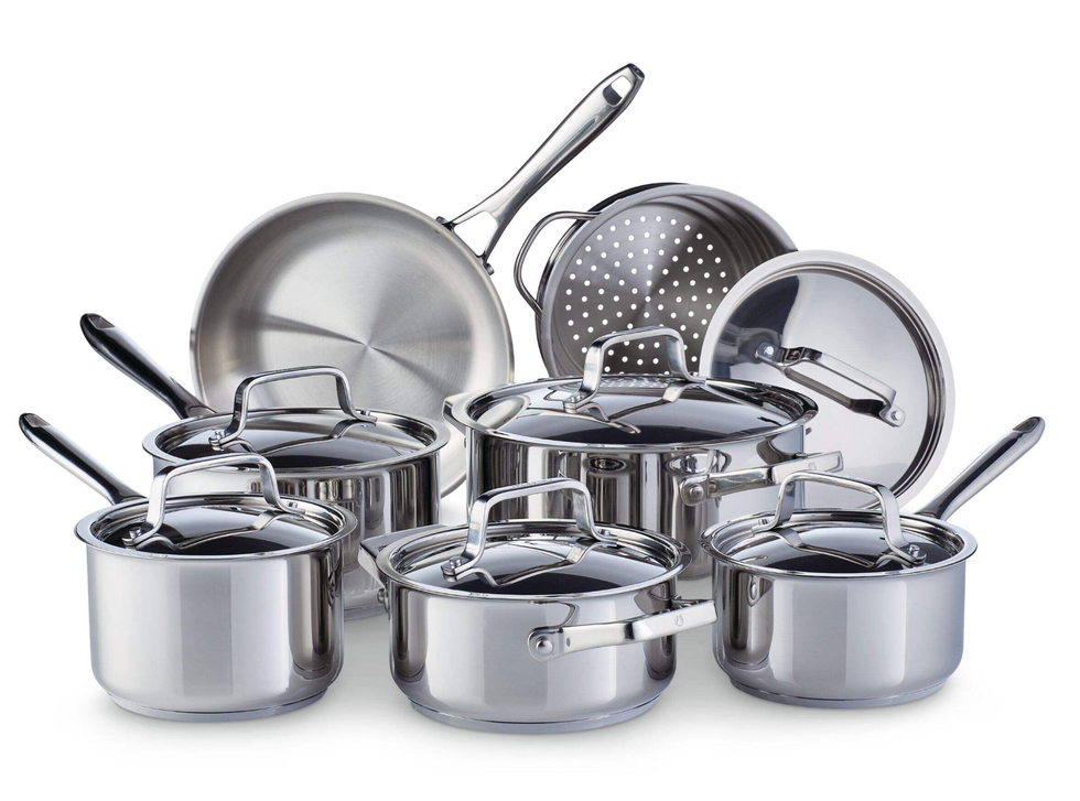 Une batterie de cuisine en acier inoxydable.