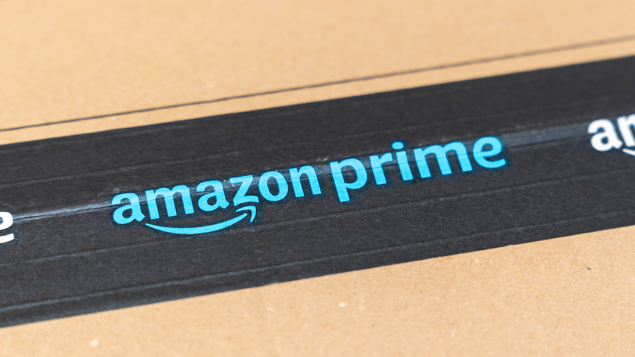 Une boite Amazon Prime.