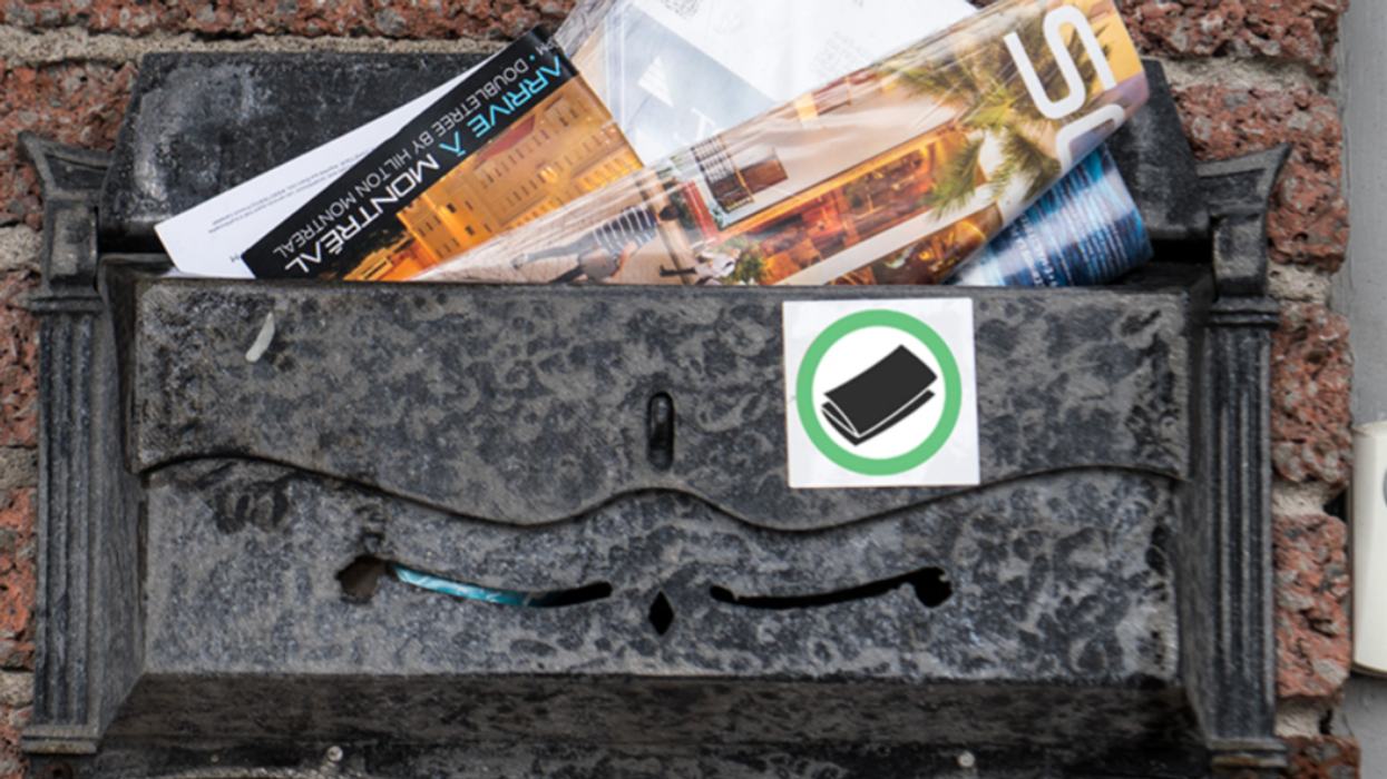 Une boîte aux lettres avec un autocollant.