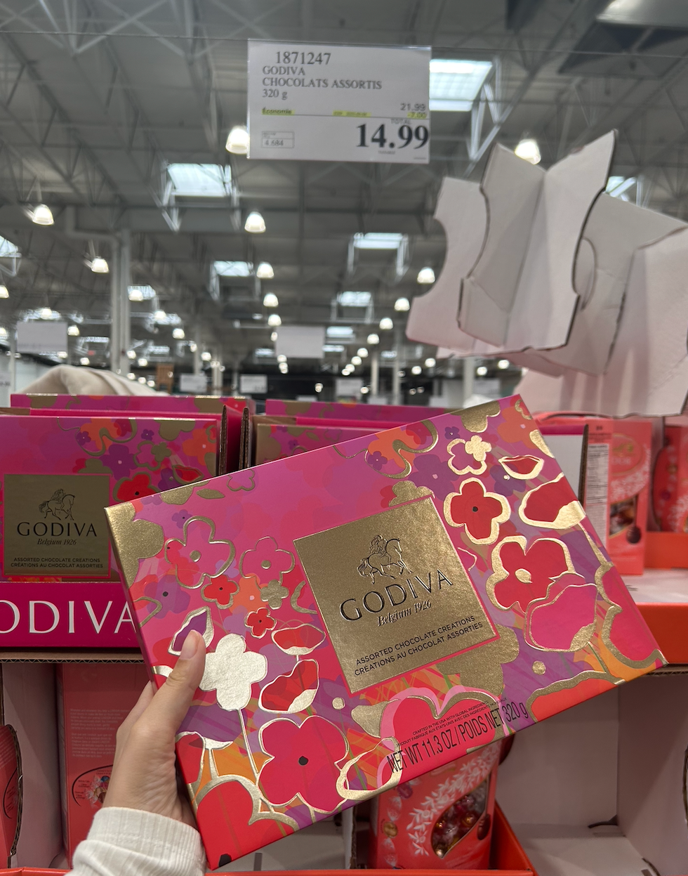 Une boite color\u00e9e de chocolats assortis Godiva.