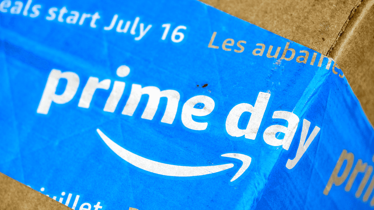 Une boîte de livraison Amazon Prime Day.