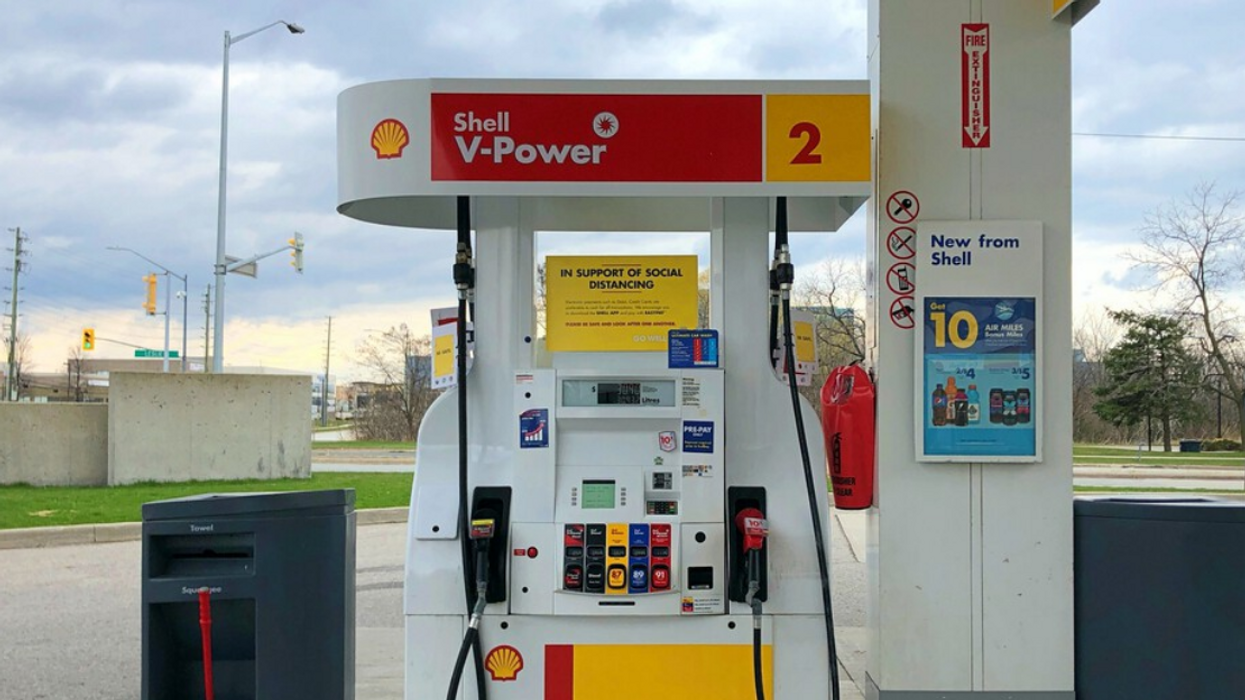 Une borne d'essence dans une station-service Shell.