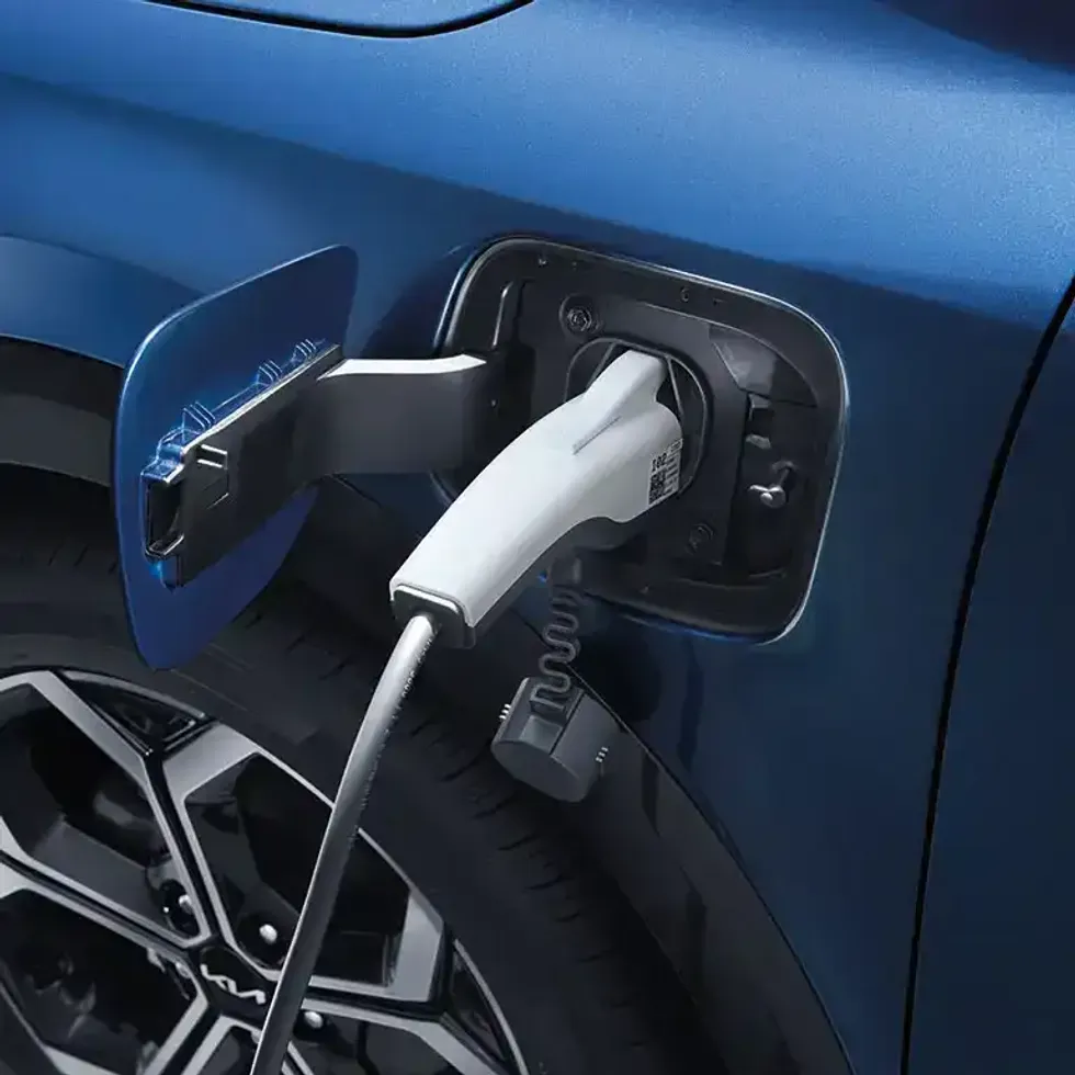 Une borne de recharge pour v\u00e9hicule \u00e9lectrique branch\u00e9e \u00e0 un Kia.