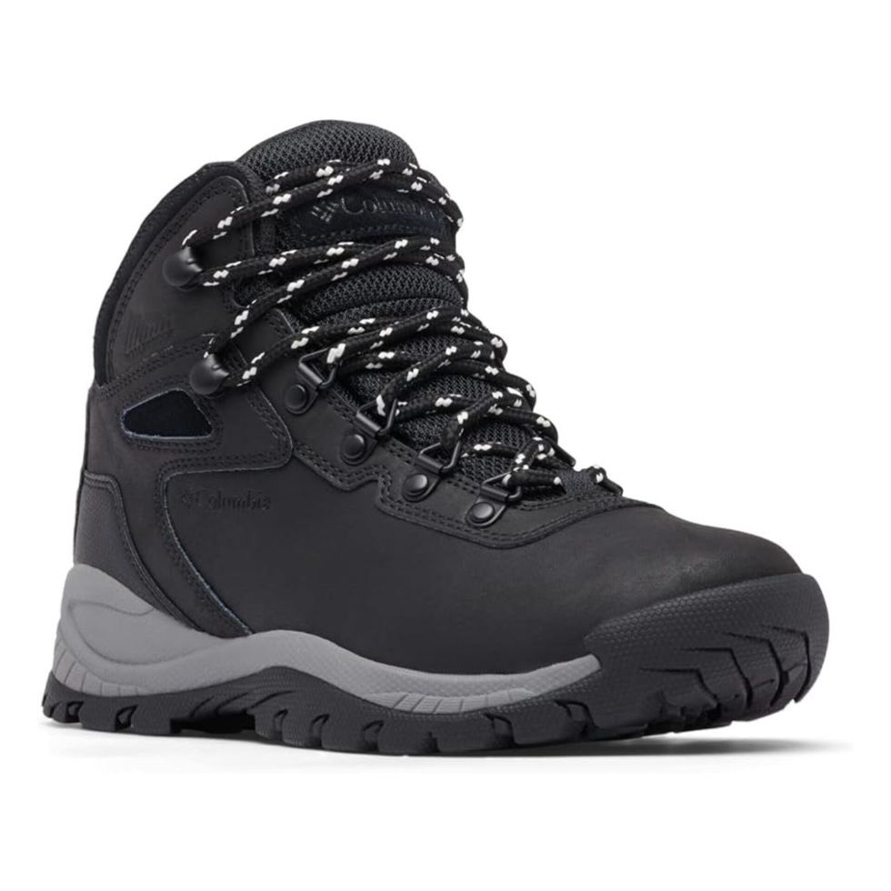 Une botte de randonn\u00e9e noire de marque Columbia sur fond blanc.