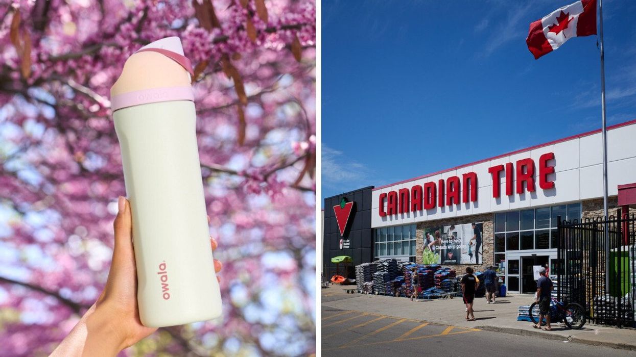 Une bouteille d'eau portative isotherme en acier inoxydable Owala FreeSip. Droite : Un Canadian Tire.