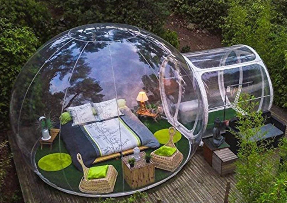 Une bulle gonflable sur une terrasse avec des meubles \u00e0 l'int\u00e9rieur.