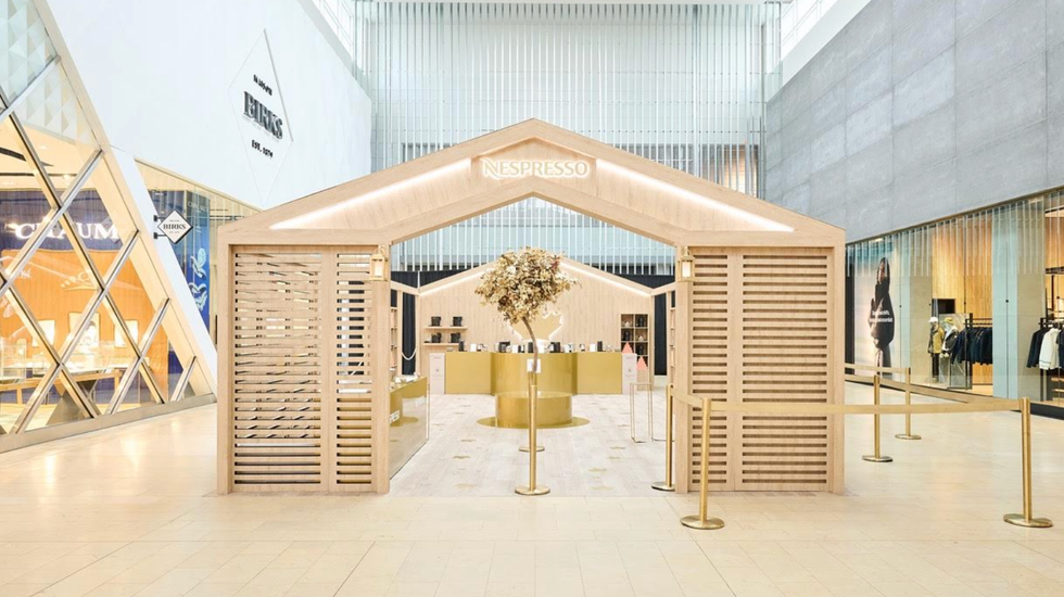 Une cabane en mois Nespresso avec des touches de d\u00e9corations dor\u00e9es.