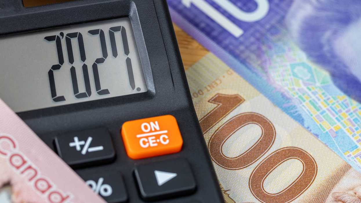 Une calculatrice et de l'argent canadien.