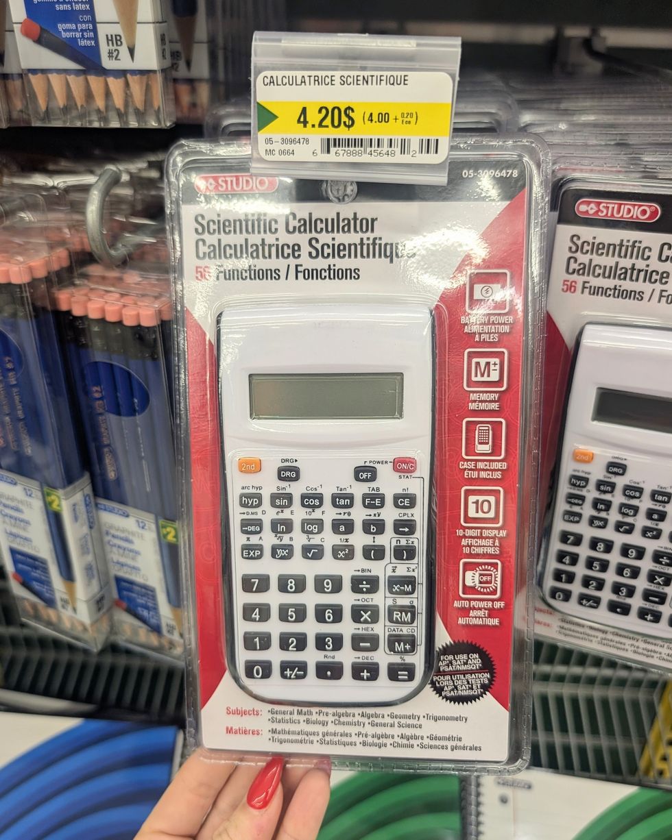 Une calculatrice scientifique blanche et noire \u00e0 56 fonctions vendue dans la rang\u00e9e des fournitures scolaires chez Dollarama.
