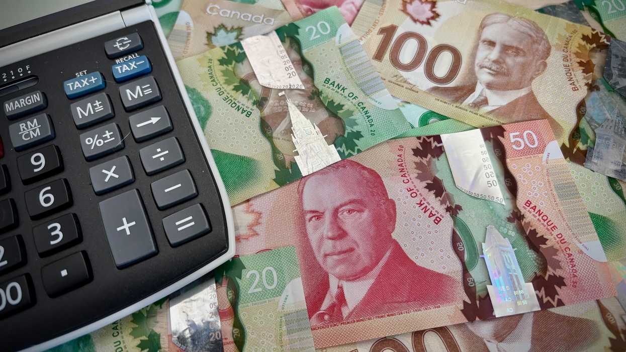 Une calculette et de l'argent canadien.