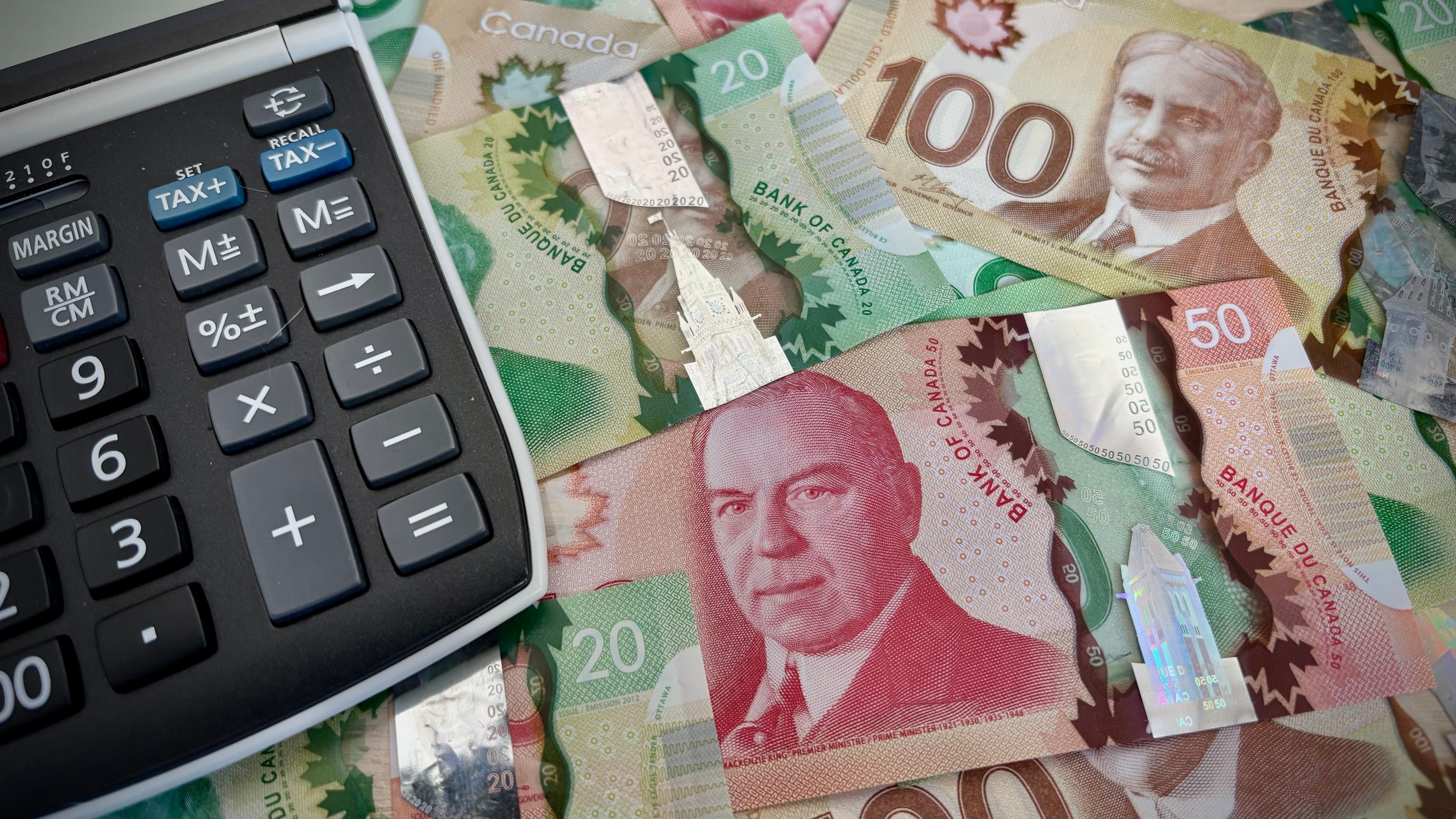 Une calculette et de l'argent canadien.