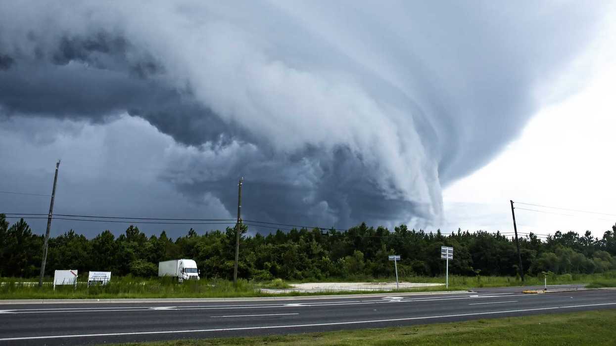 Une cellule orageuse et une tornade.