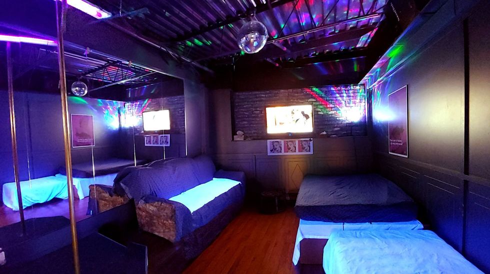 Une chambre du \u200bclub de rencontre La Rumeur.