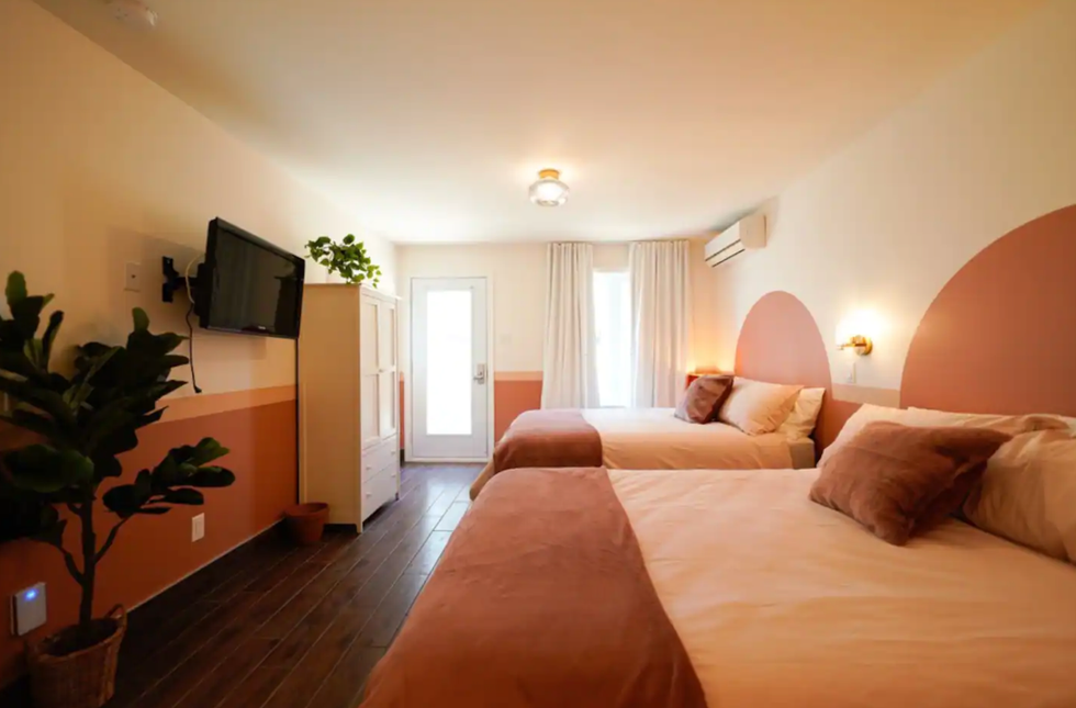 Une chambre \u00e0 coucher \u00e0 l'H\u00f4tel-Boutique le Rosay.