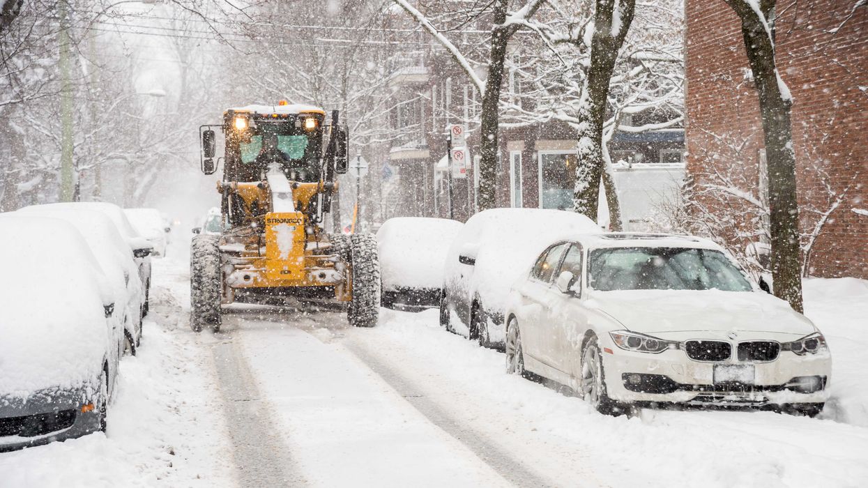 Une charrue dans une rue.