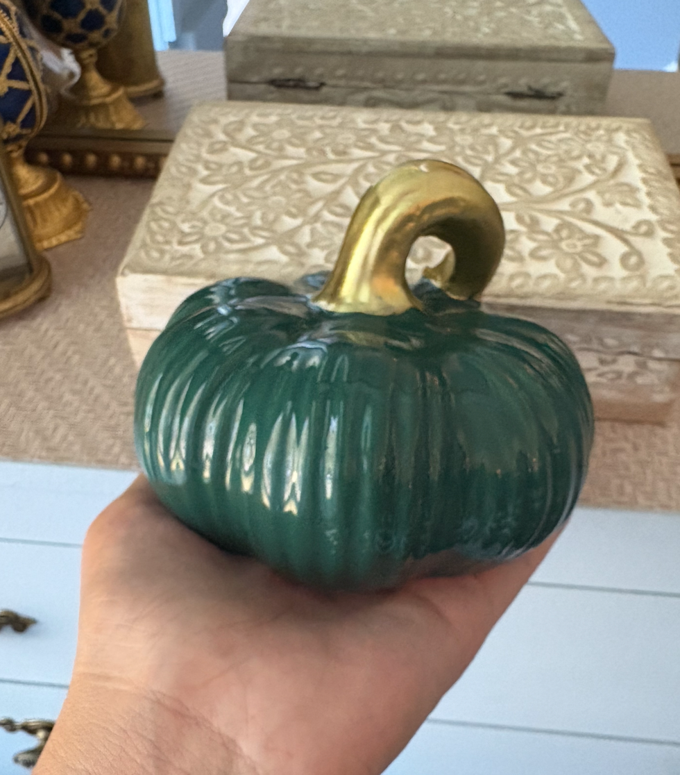 Une citrouille verte et dor\u00e9.