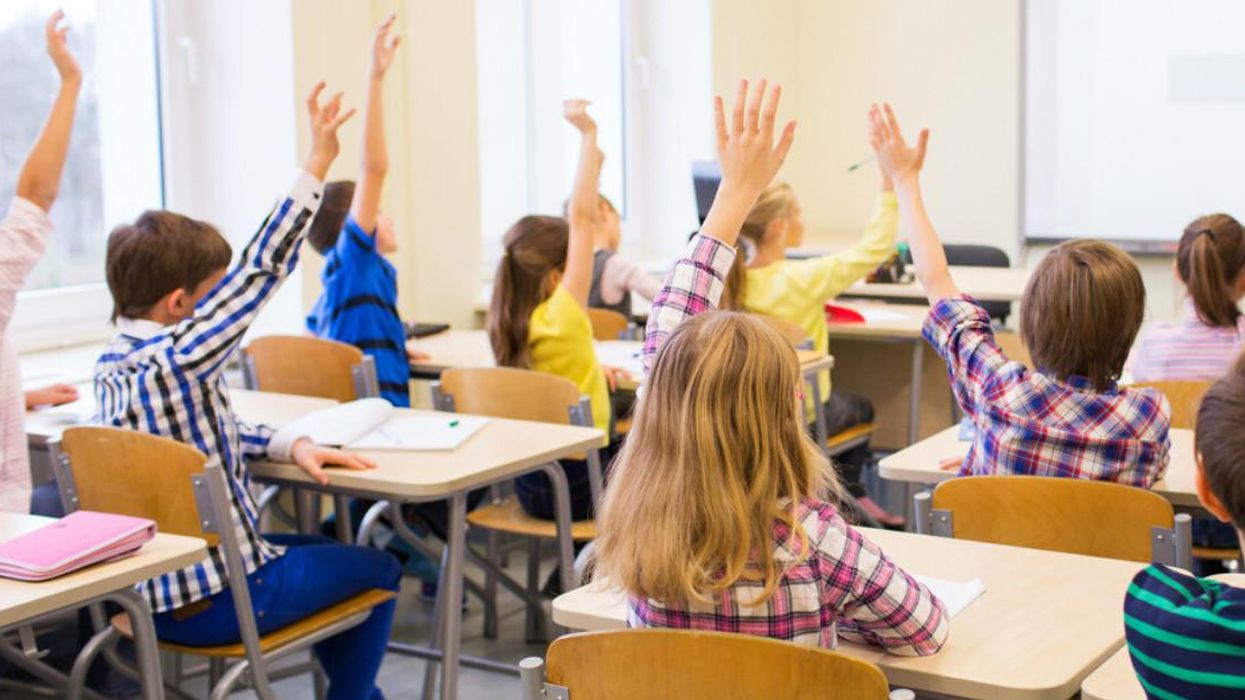 Une classe remplie d'élèves.