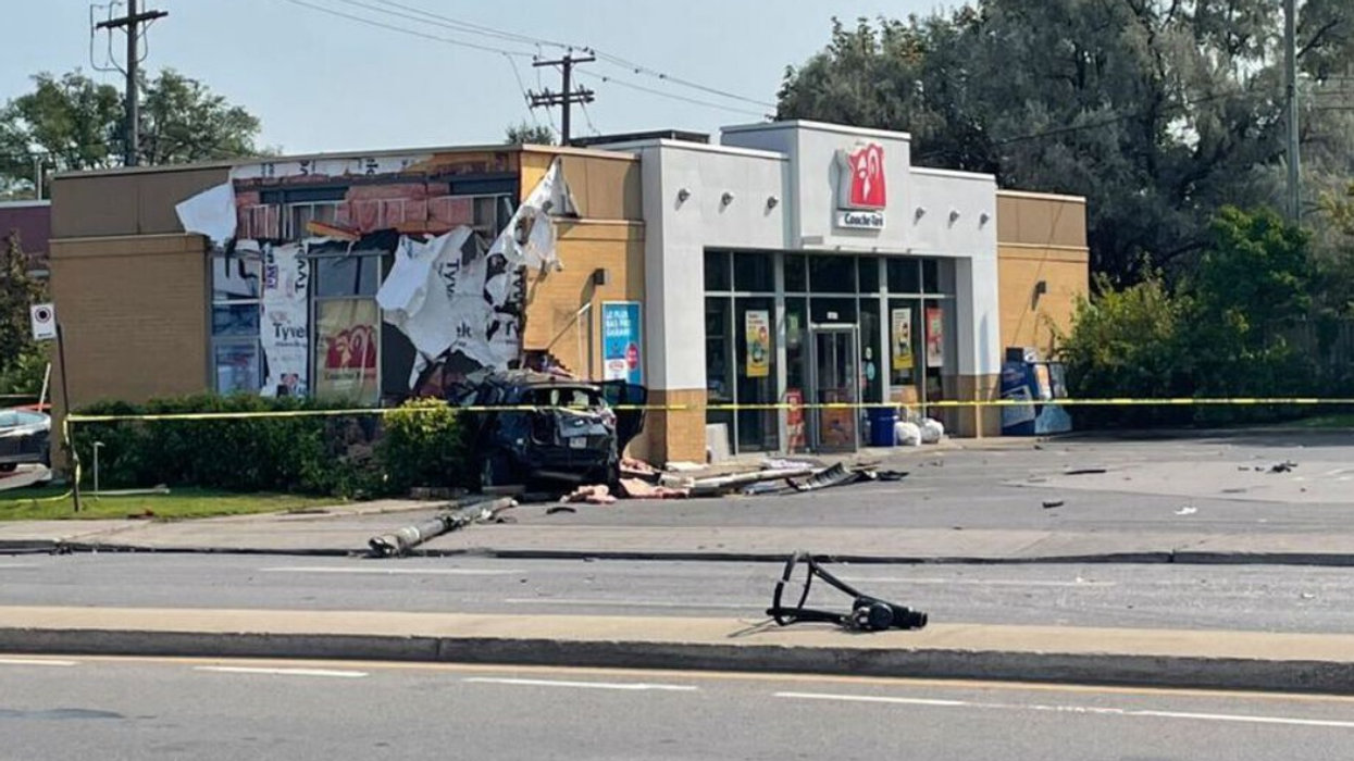 Une collision entre une voiture et un dépanneur à Montréal.