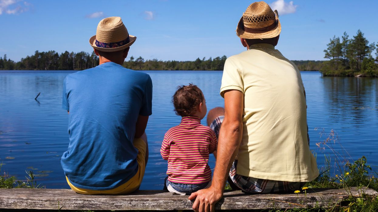 Une couple et leur enfant.