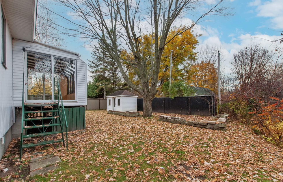 Une cour arri\u00e8re.