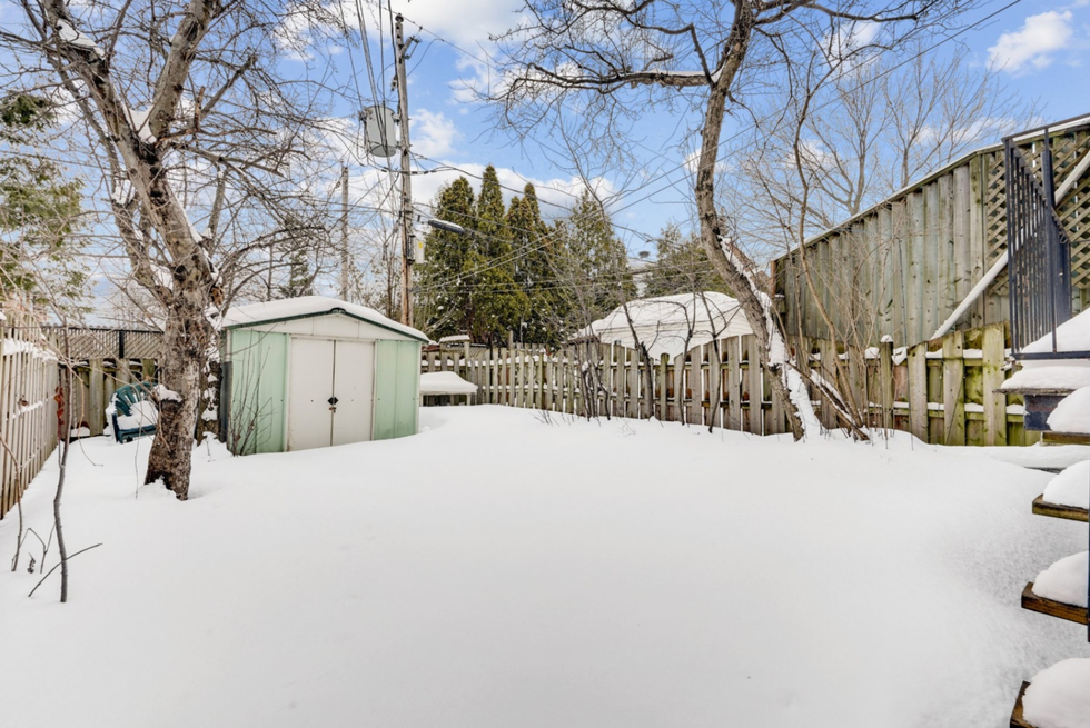 Une cour arri\u00e8re.