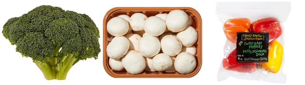 Une couronne de brocoli. Centre : Un casseau de champignons blanc. Droite : Un sac de quatre poivrons.