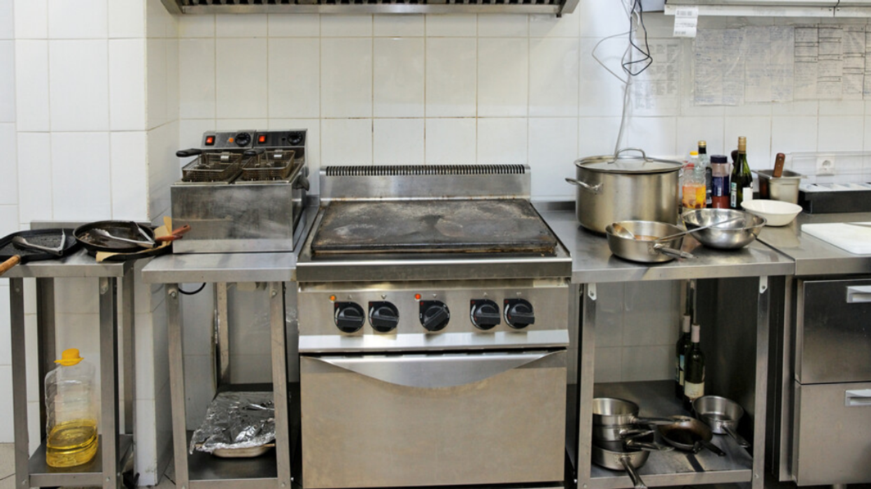 Une cuisine d'un restaurant.