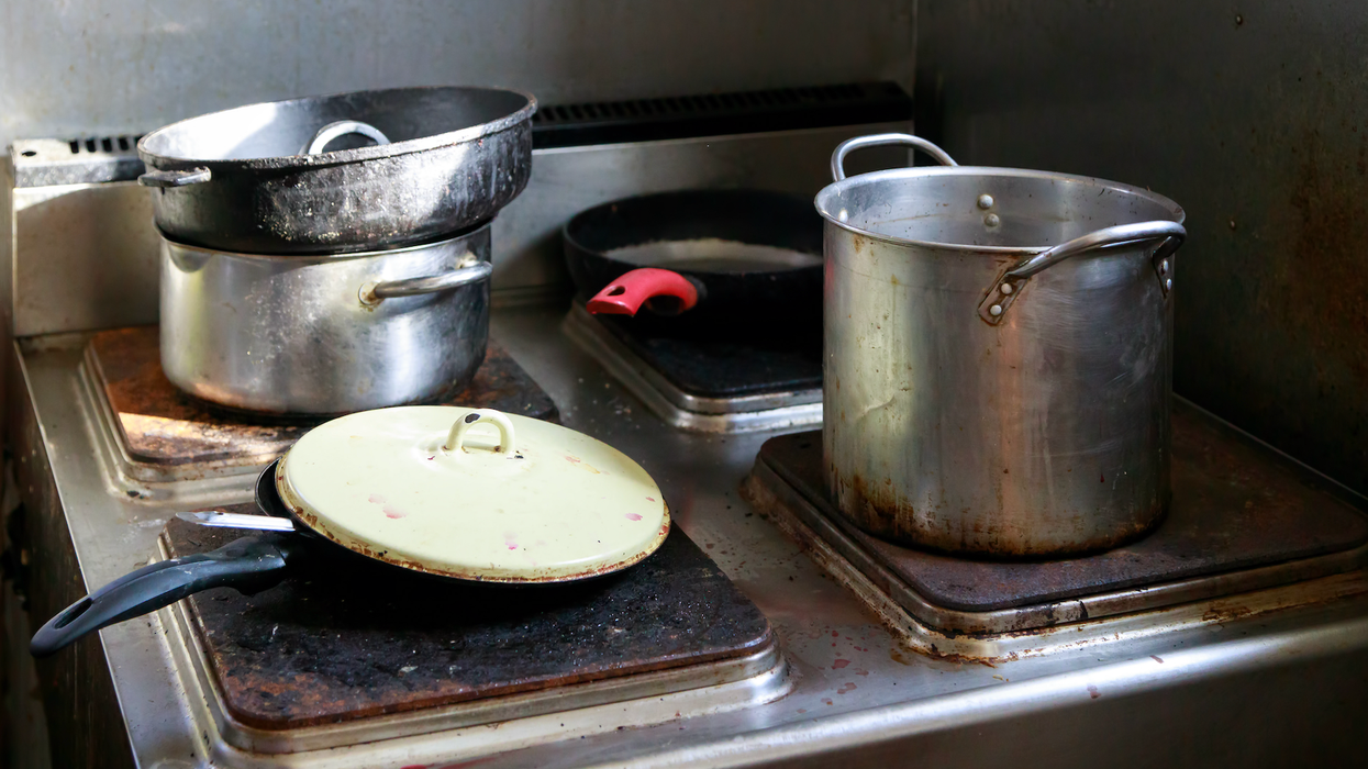 Une cuisine de restaurant sale.