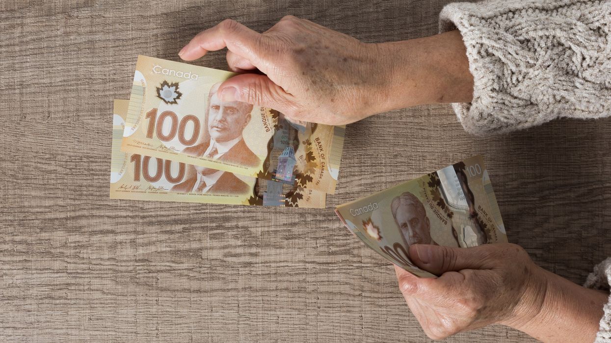 Une dame avec de l'argent canadien.