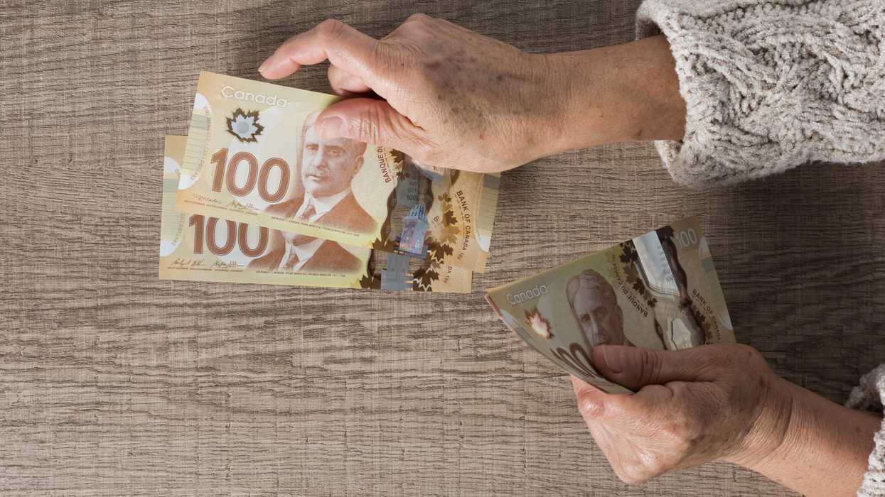 Une dame avec de l’argent canadien.