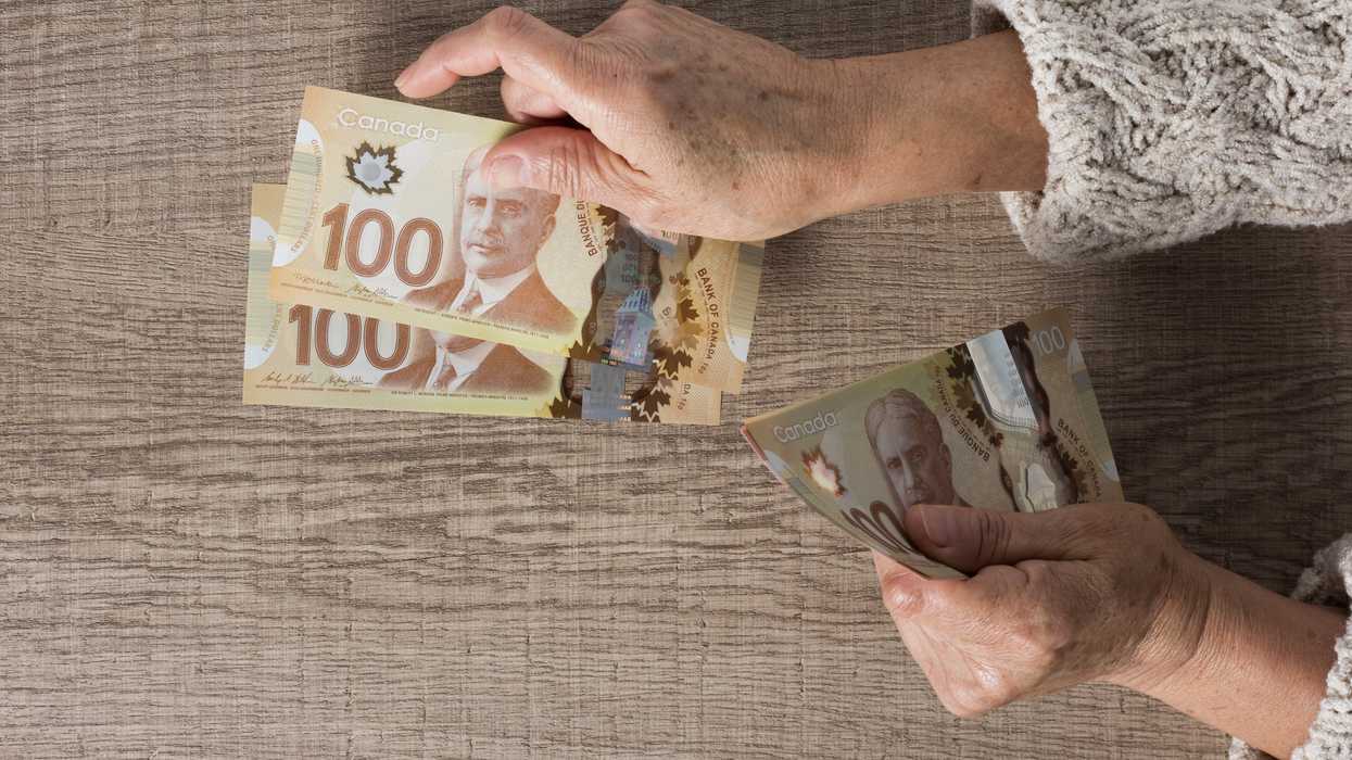 Une dame avec de l’argent canadien.