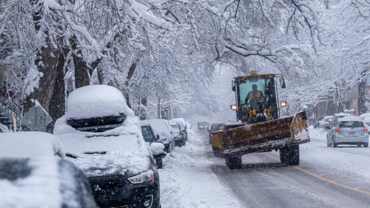 Une déneigeuse dans les rues de Montréal pendant une tempête de neige.