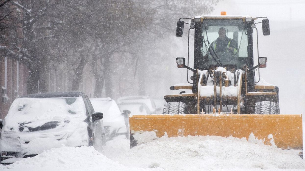 Une déneigeuse dans les rues enneigées de Montréal.