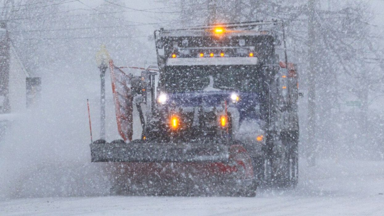 Une déneigeuse pendant une tempête de neige.