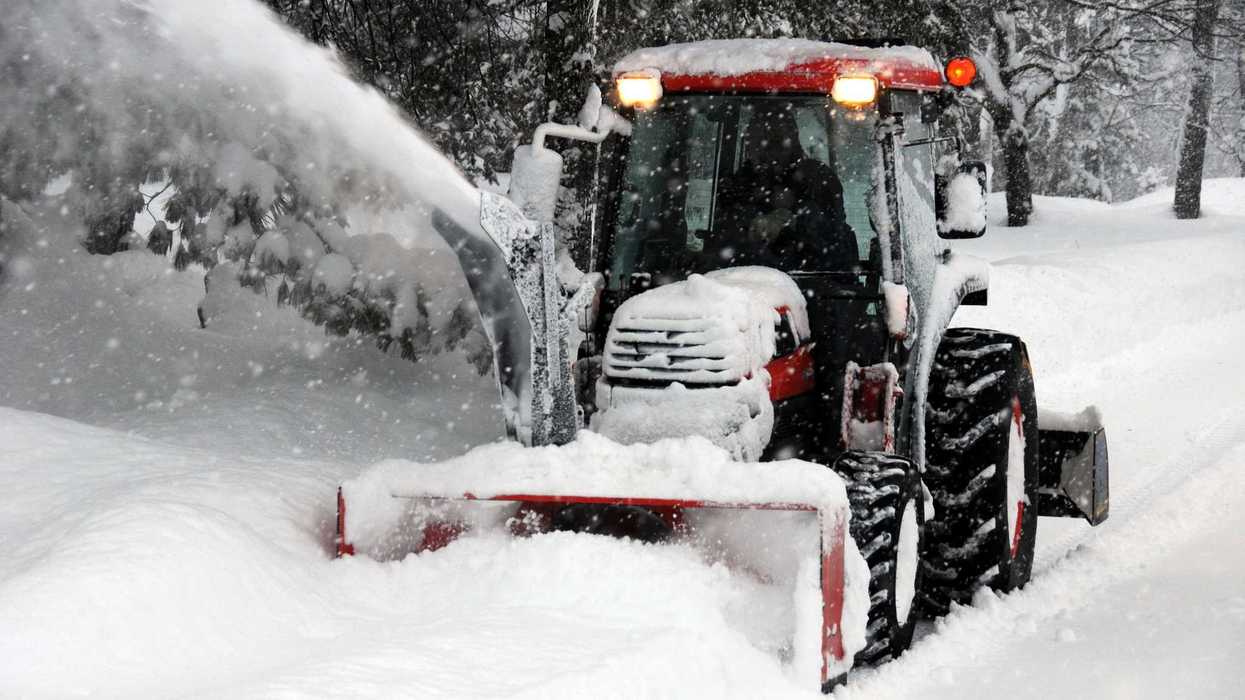 Une déneigeuse.